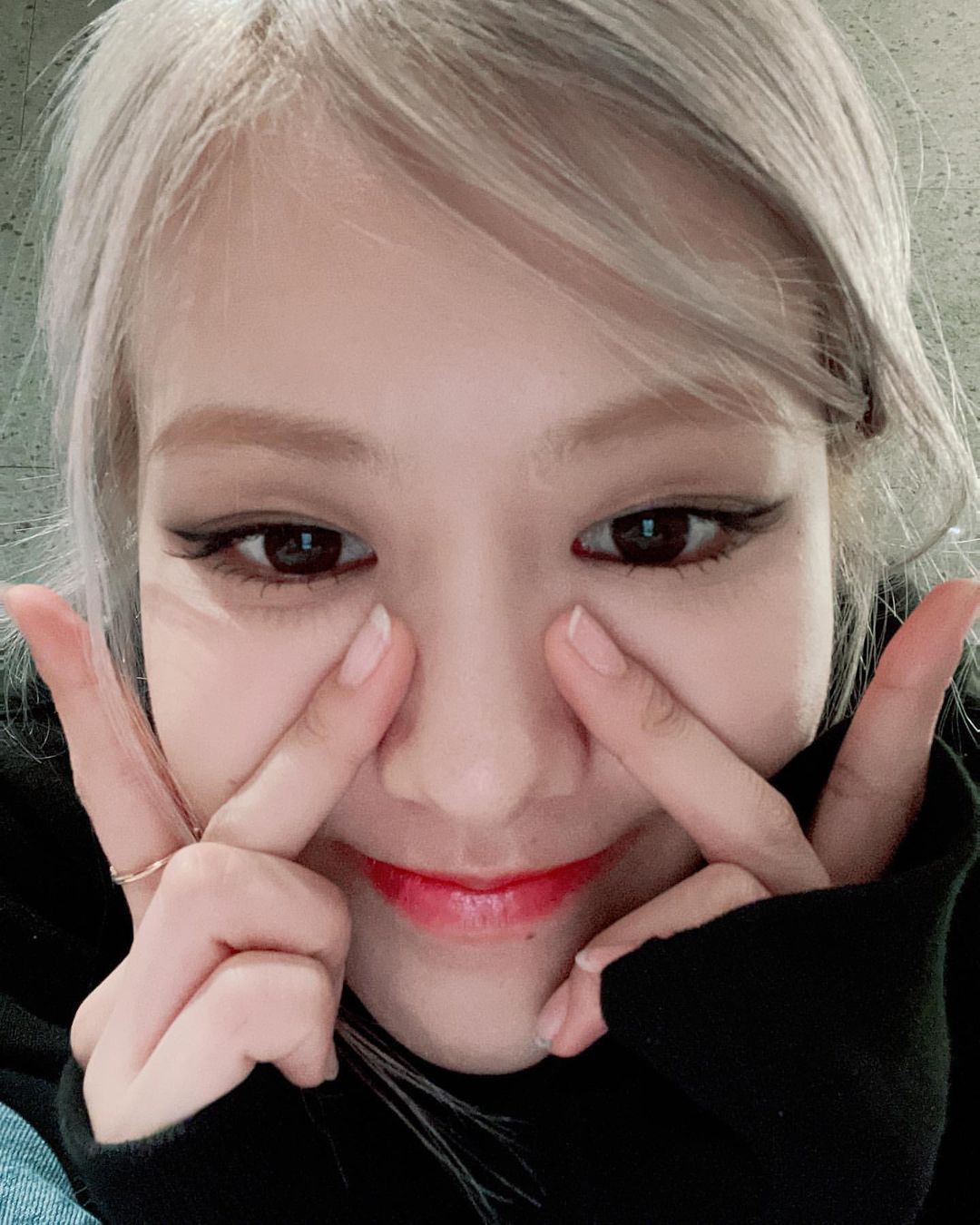 ついにソロデビューblackpinkロゼのおしゃれなアイメイク3 Roses Are Rosie 切れ長ラインがポイント 基本のロゼ アイ Magmoe