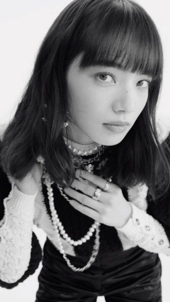 「シャネル」2021-22年秋冬のショー動画のカウントダウン映像に、アンバサダーの小松菜奈さんが登場。ゲストと一緒に鑑賞準備しているような気分になれる工夫が粋で