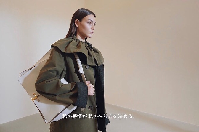 デジタルFW取材：「トッズ（TOD’S）」は詩を読み上げるようなナレーションが入った素敵な映像でした。“IN A MOMENT”をテーマに女性の多面性を、さまざ