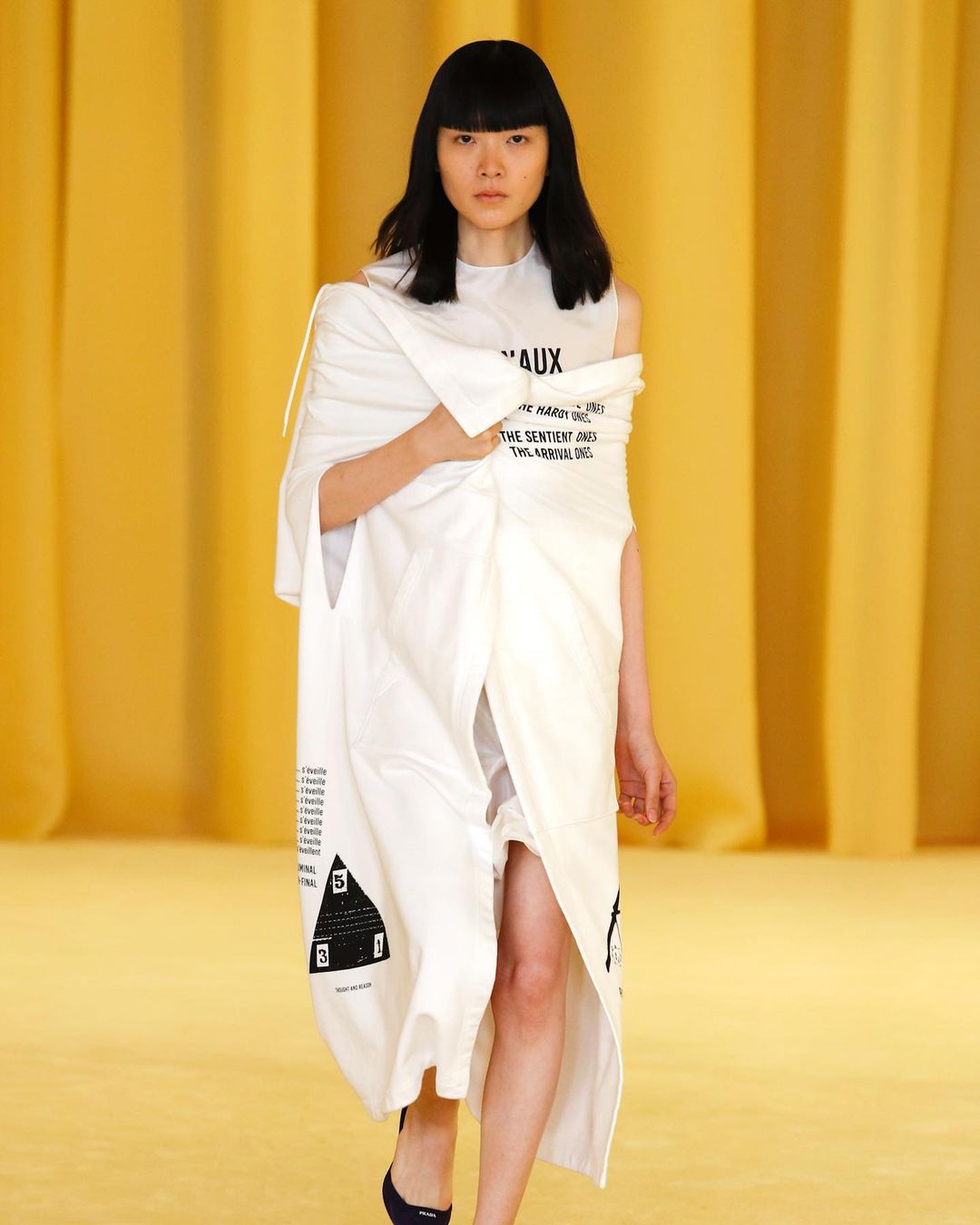 コラム 新生 プラダ 唯一の日本人モデル ミウッチャとラフに選ばれた無名の新人タイラ ラフ シモンズ Raf Simons が共同クリエイティブ ディレクター Magmoe