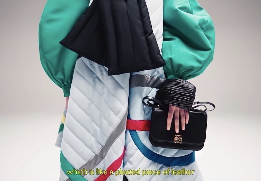 デジタルFW取材：「ロエベ（LOEWE）」は前シーズン、ファッションショーが開催できない代わりに壁紙をプレス関係者に送って原寸大のルックを
