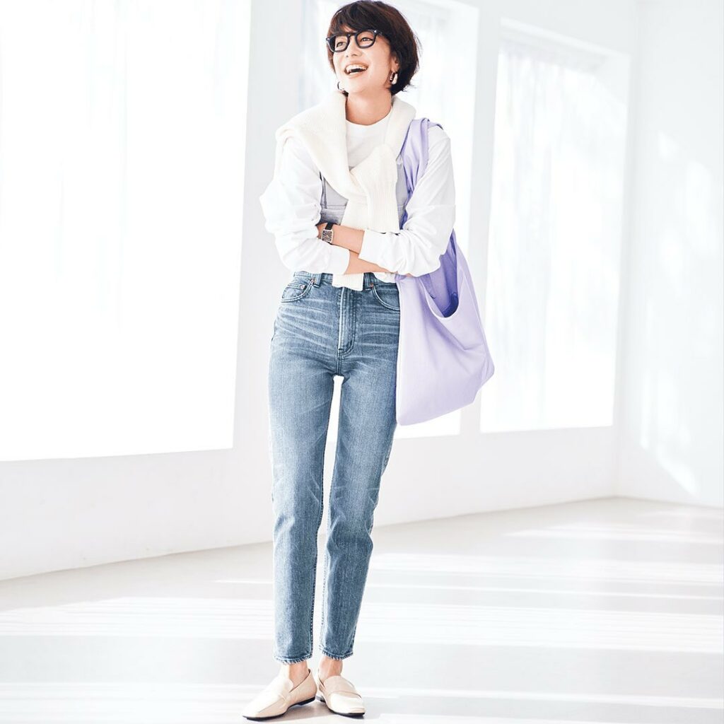 3月17日(水)、⁠⁠
カジュアルコーデに欠かせない、⁠⁠
ベーシックな「ストレートデニム」は、⁠⁠
モノトーンのフォトTを合わせてアップデート。⁠⁠
⁠⁠
肩