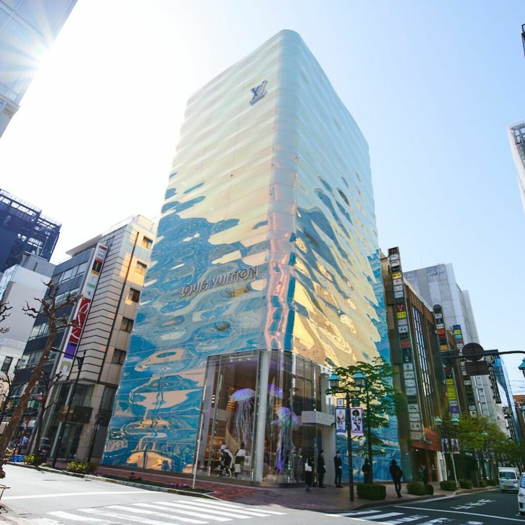 生まれ変わった「ルイ・ヴィトン」銀座並木通り店が公開 仕掛け満載の巨大な“水の柱”
「ルイ・ヴィトン(LOUIS VUITTON)」は17日、リニューアルした 生まれ変わった「ルイ・ヴィトン」銀座並木通り店が公開 仕掛け満載の巨大な“水の柱”
「ルイ・ヴィトン(LOUIS VUITTON)」は17日、リニューアルした