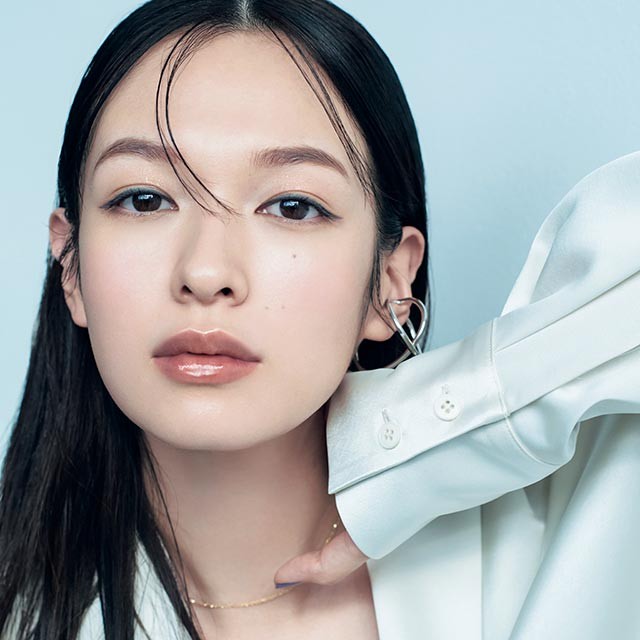 \森絵梨佳×笹本恭平／ 【春服にもなじむ♪SUQQUのグレーアイラインが超使えるワケとは？】 ・ 大人気ヘア＆メイクアップアーティストの笹本