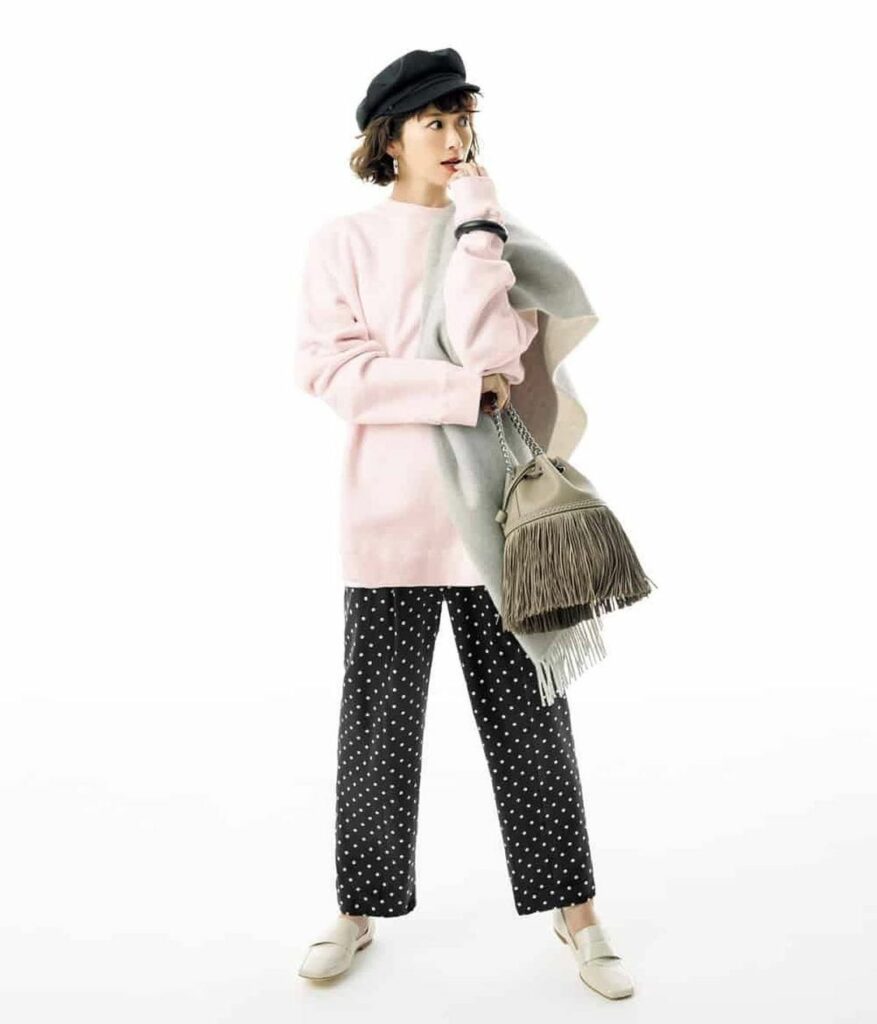 #明日のコーデ の参考に
コート代わりにもなる大判ストールと、仕込みアイテムをレイヤードできるゆったりシルエットで寒暖差にも対応できます冷え込む夜のためにバッグ