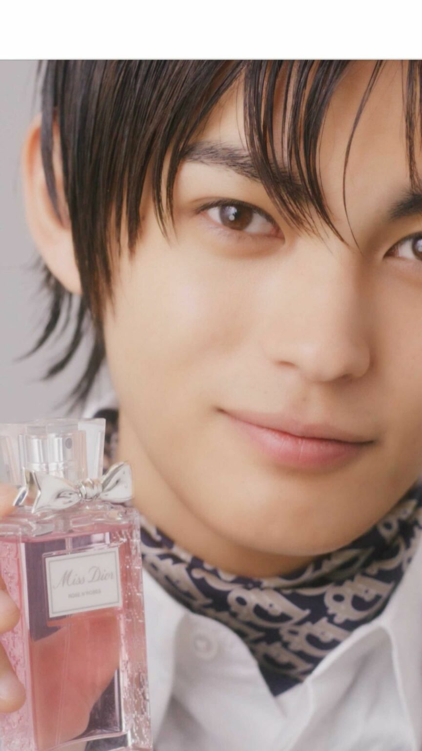 Miss Diorと神尾楓珠さんのスペシャルムービー、ついに公開です！
ローズの香りが溢れるMiss Diorをシュッと身にまとうと、手に持っていたローズが美し