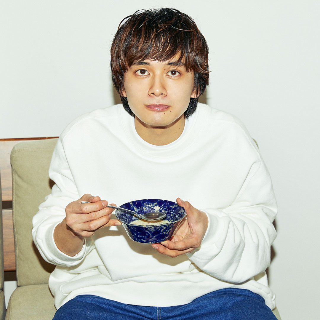 メンズノンノ4月号の連載 北村匠海のチルアウトごはん のsns限定ショットを公開 今回のメニューはクラムチャウダー クラムチャウダーは 品川駅の新幹線の改 Magmoe