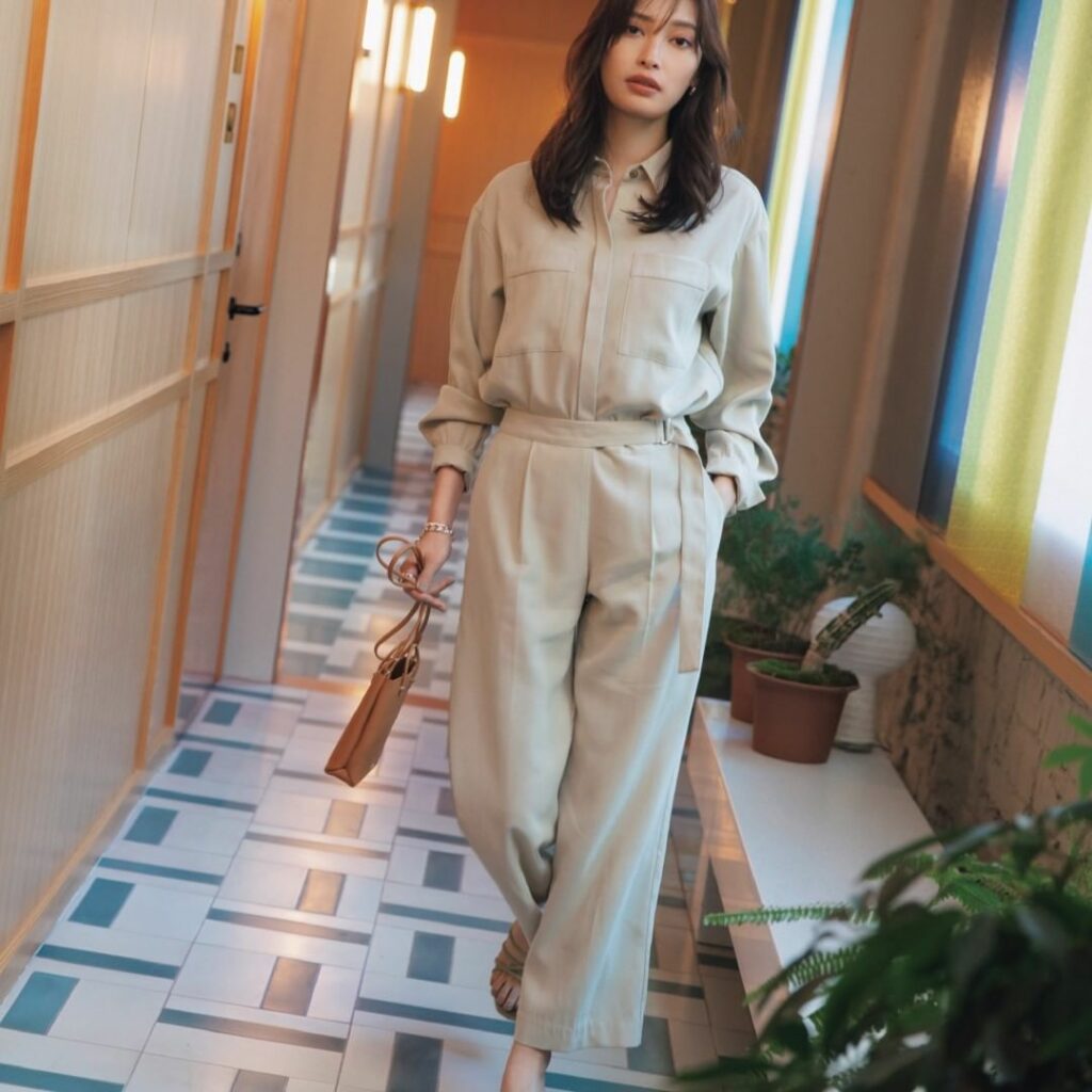 3月24日（水）
てろっとした素材など、どこか軽く、リラクシーな雰囲気こそが今どきシャツの絶対条件。同素材のパンツとのセットセットアップ仕様なら、おしゃれが簡単