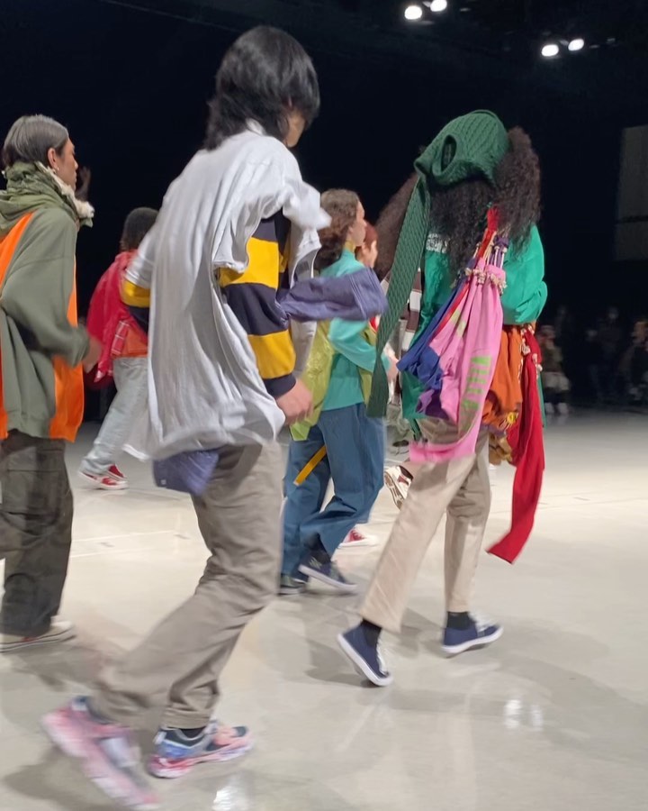 東コレ取材：「リコール（REQUAL ≡）」は土井哲也デザイナーが望む半年先の未来を詰め込んだコレクションを発表。土井デザイナーが幼少期に訪れて衝撃を受けたアメ