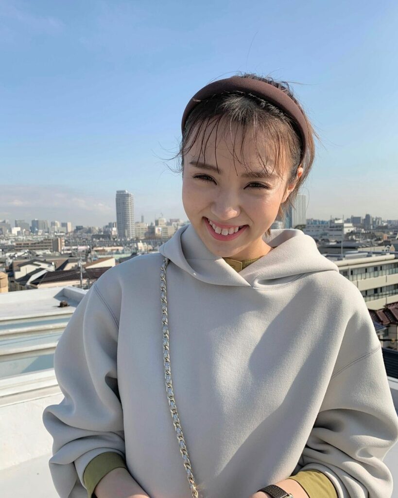 with5月号 「newベーシック服着まわし」から、ゆいぽんのオフショットを⠀
1ページ目のトビラでは、青空をバックにお花を持って撮影⠀
.⠀
撮影の直前まで、