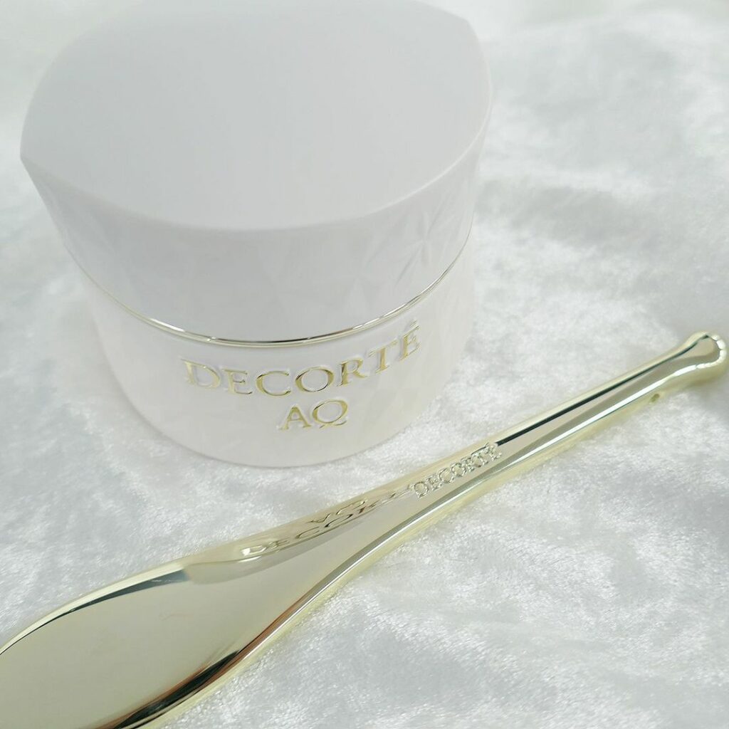 スマートフォンやPCの使用で下を向くことが多くなった現代。
そのせいか、「首もとのエイジングサインが気になる…」という人も多いのではないでしょうか？
実は、首も