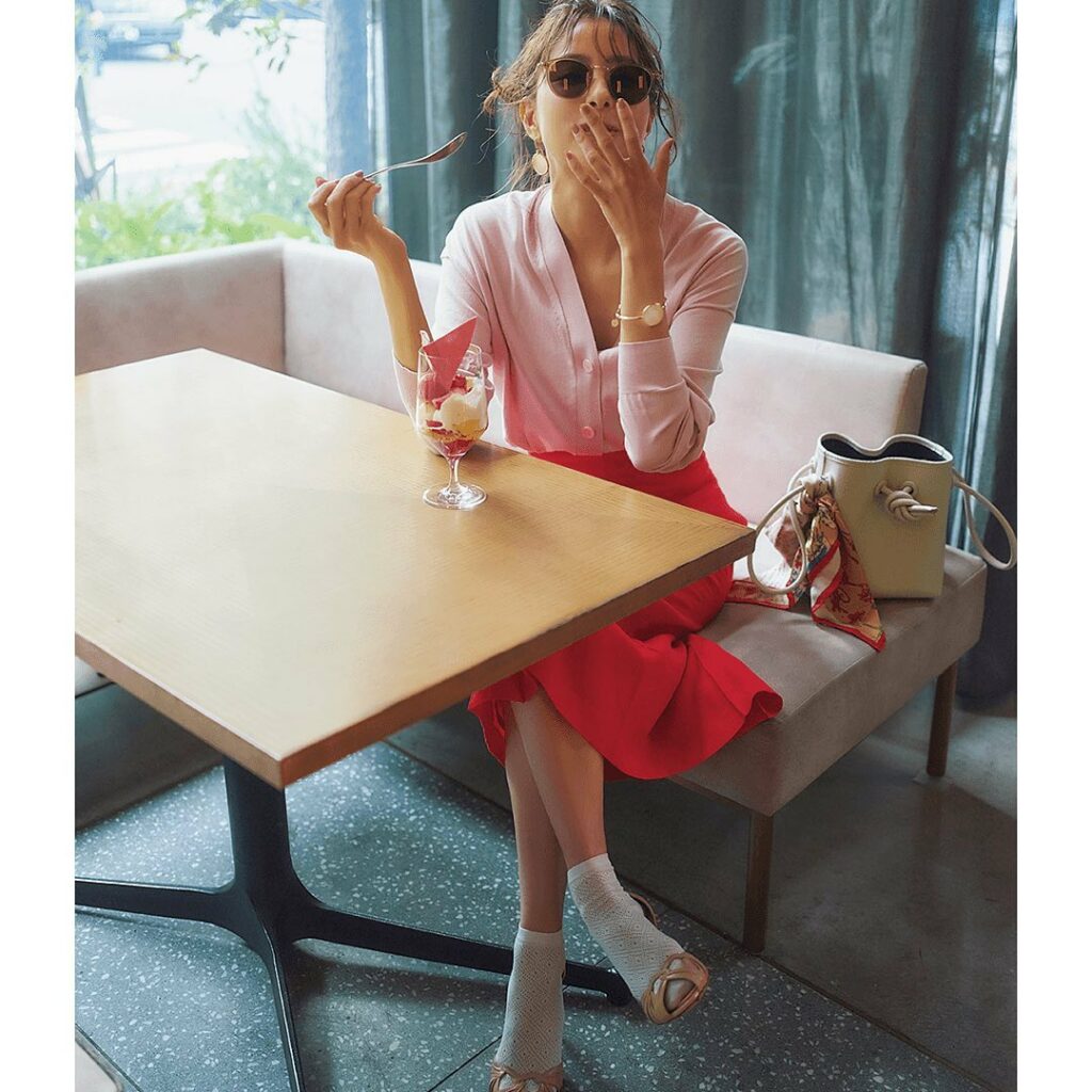 3月28日(日)、⁠⁠
一見派手な「赤スカート」は、⁠⁠
あえて同系色のピンクカーディガンを⁠⁠
合わせてなじませるのがポイント。⁠⁠
⁠⁠
今っぽいワントーン