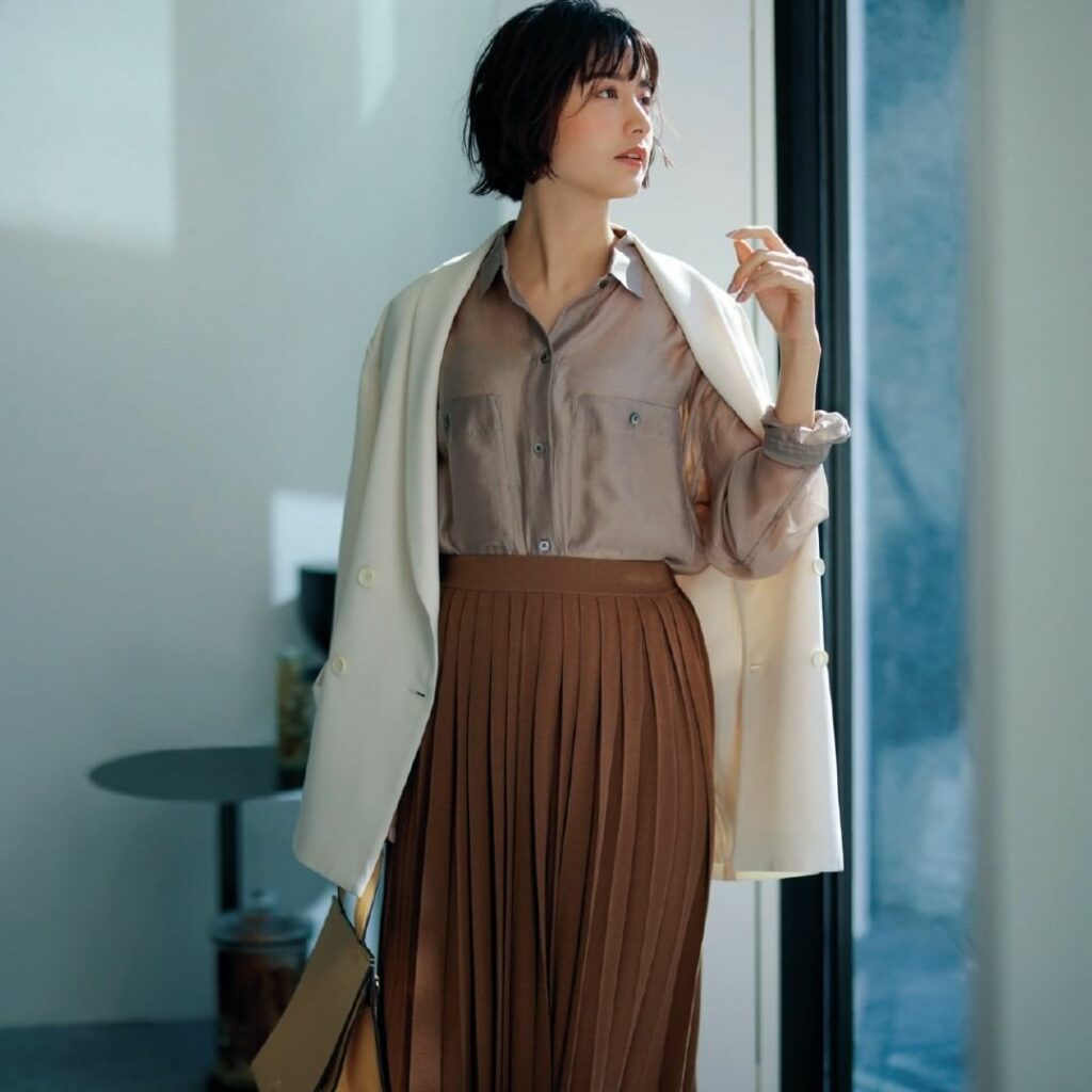 3月27日（土）
春にぴったりの白ジャケットは、ドロップショルダーや柔らかな素材で女らしく着こなして。ボトムを選ばない長め丈も絶妙。チラリとのぞくシャツの透け感