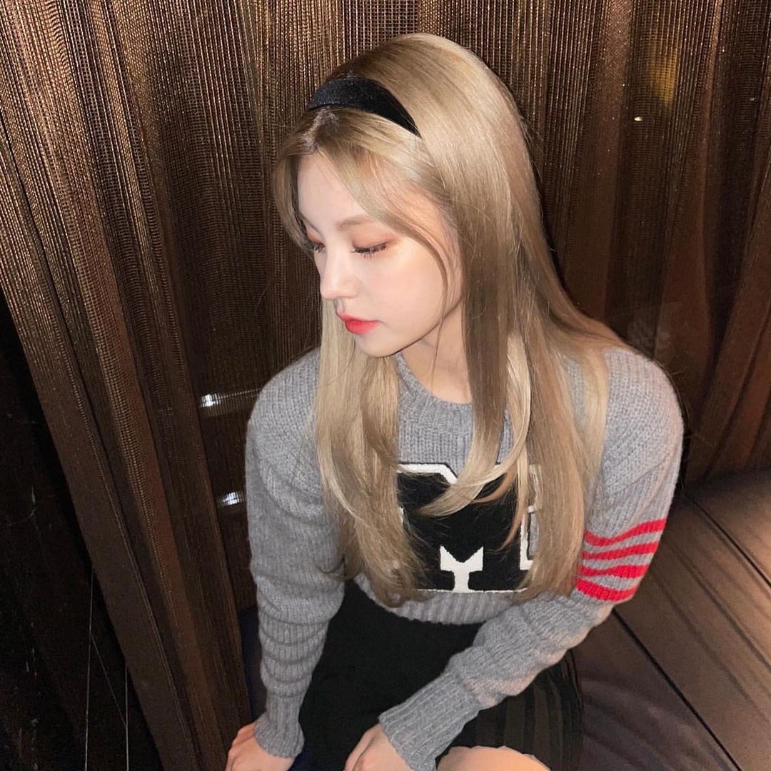 黒カチューシャさえあればok韓国セレブのおしゃれなカチューシャヘアアレンジ集 Blackpinkジェニ Jennierubyjane 私服でも Magmoe 黒カチューシャさえあればok韓国セレブのおしゃれなカチューシャヘアアレンジ集 Blackpinkジェニ Jennierubyjane 私服でも Magmoe