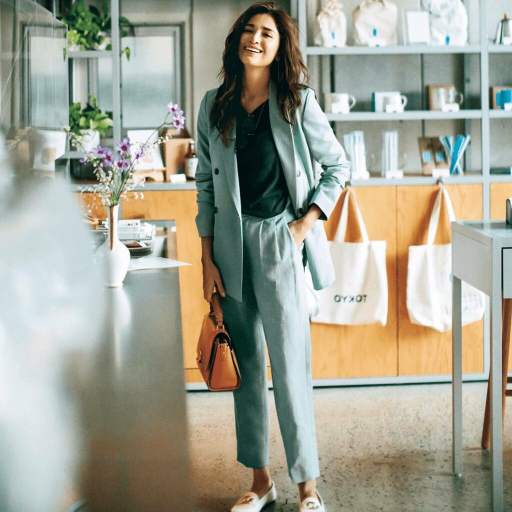 3月30日(火)、⁠⁠
かっちり見えがちな「ジャケットセットアップ」は、⁠⁠
ミントグリーンを選んで華やかさをプラス。⁠⁠
⁠⁠
チャコールグレーのインナーで⁠