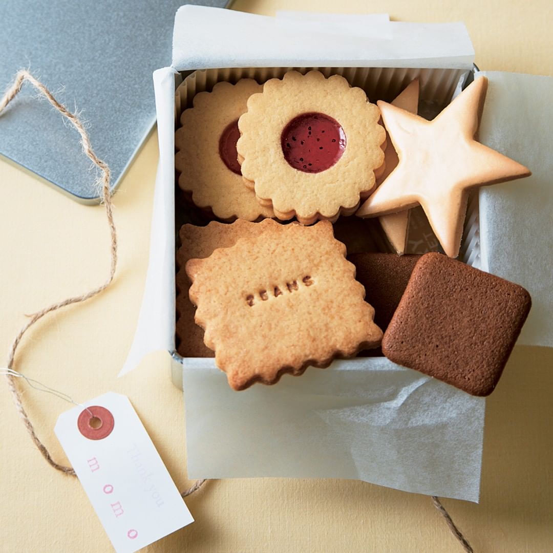 今 贈り物でダントツに喜ばれるのはクッキー こちらのフォルムが抜群にかわいいクッキーは もも缶 スタイリストの川村桃子さんのご家庭で おばあさまの代か Magmoe