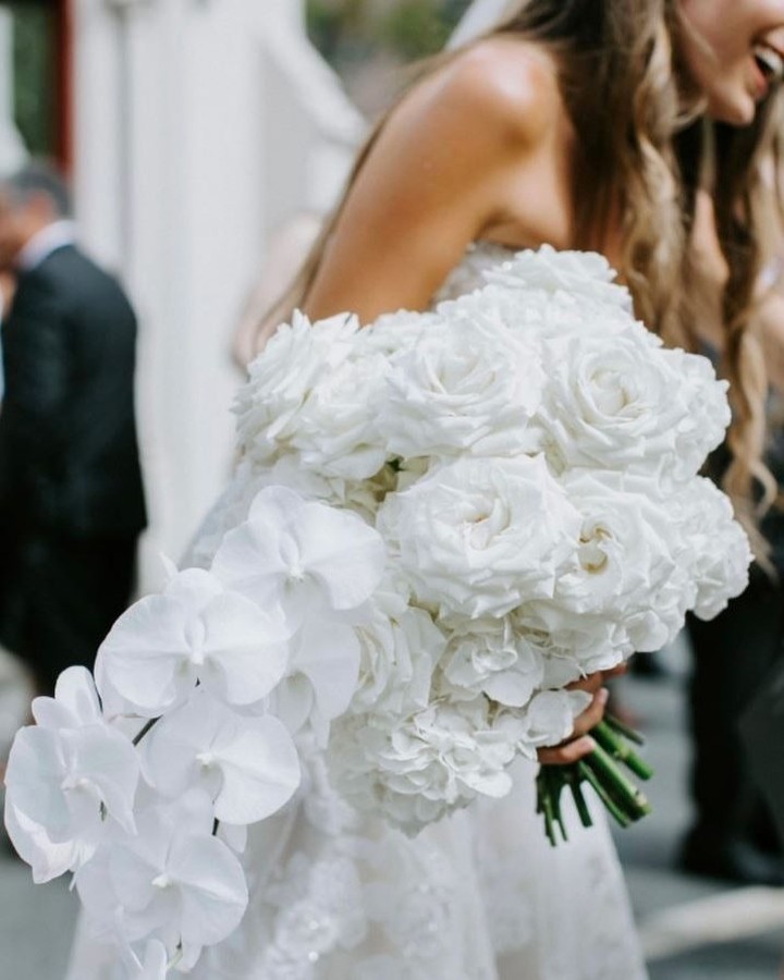 バラ、アジサイ、ランを束ねた、オールホワイトのキャスケードブーケ。レースの美しいガリア・ラハブのコルセットドレスにマッチ
..
Bouquet @blush_f