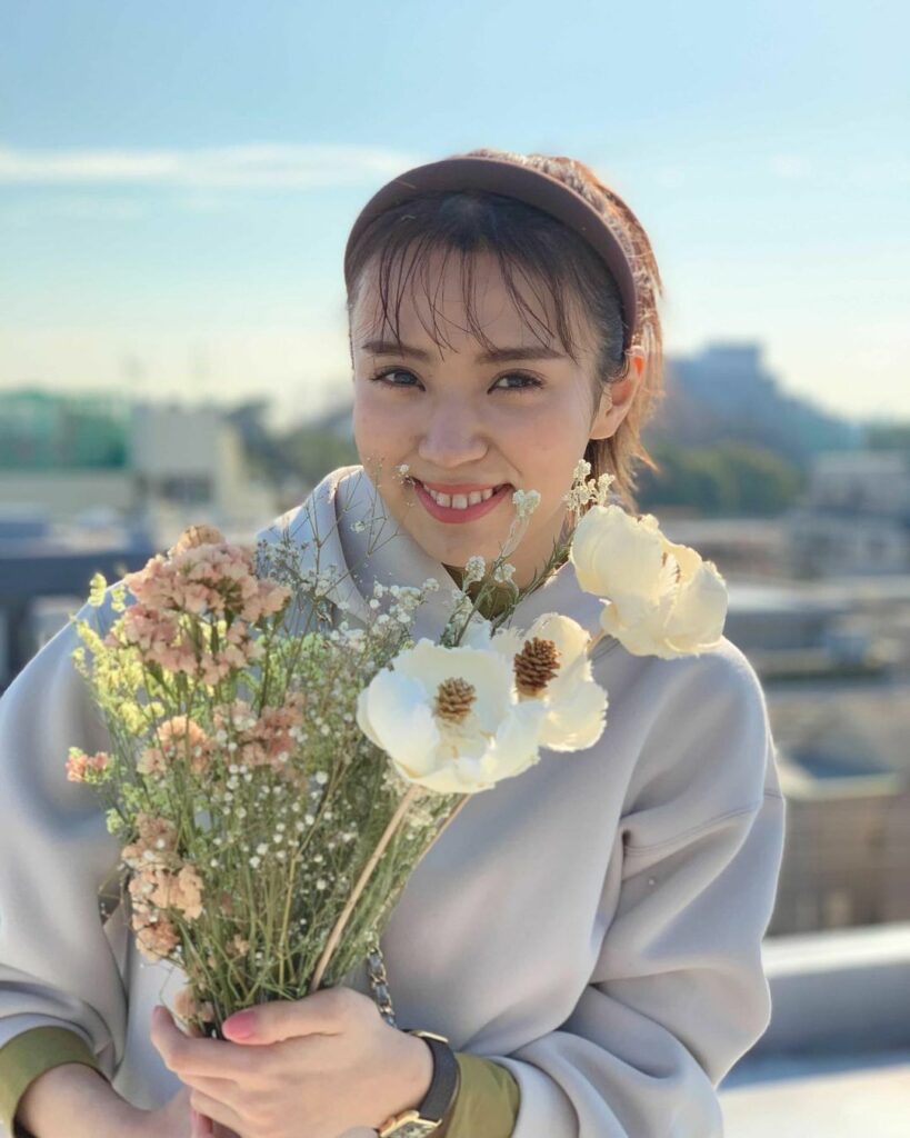 with5月号「newベーシック服着まわし」はもう見てくれましたか？
.
誌面使用のお花は、ゆいぽんがかなり気に入ってくれたもの
ちょうどお花を飾りたいな〜と思