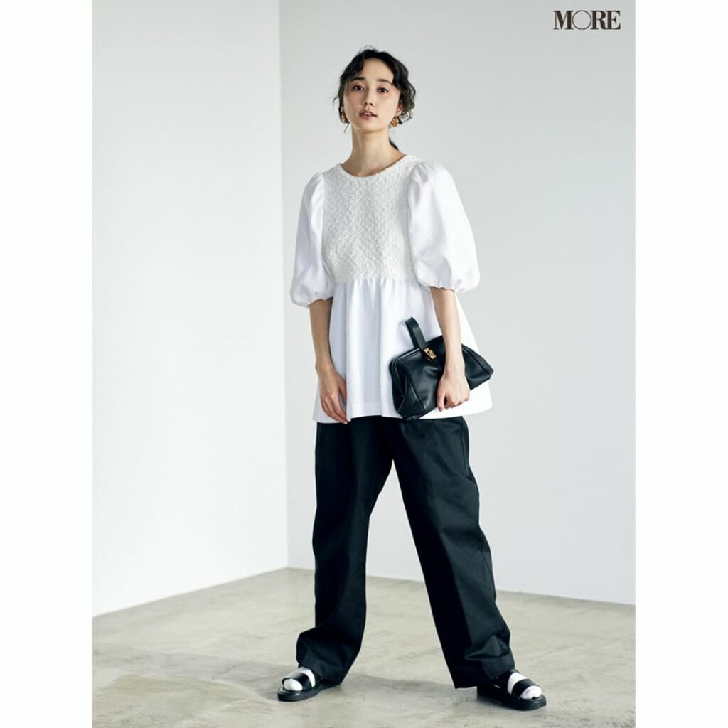 “ぶりっこ”服もシックに着れば魅力が倍増！
【可愛いをベースに大人っぽく】

映えにもきく、プリンセスみたいな甘い袖のパフスリーブブラウスが人気。メンズライクな