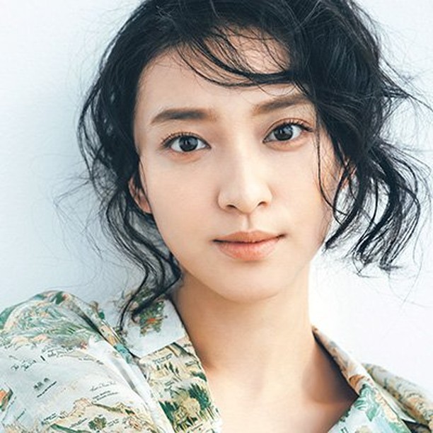 \武井咲さんが今気になる春メイク／ 「このメイクは新たなチャレンジ。春に向けてコスメも一新したい」 ・ 人気女優さんは年齢も個性も様々ですが