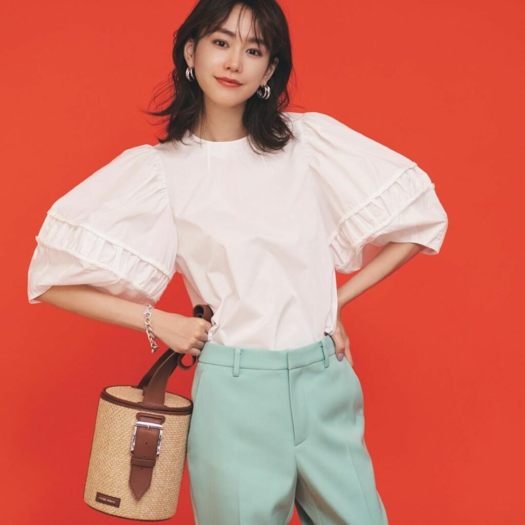 4月1日（木）
今季は一枚で着映えるドラマティックなブラウスが豊富。肌の見える袖丈なら自然と抜け感も出るので、こんなボリューム袖も挑戦しやすいはず。甘いディテー