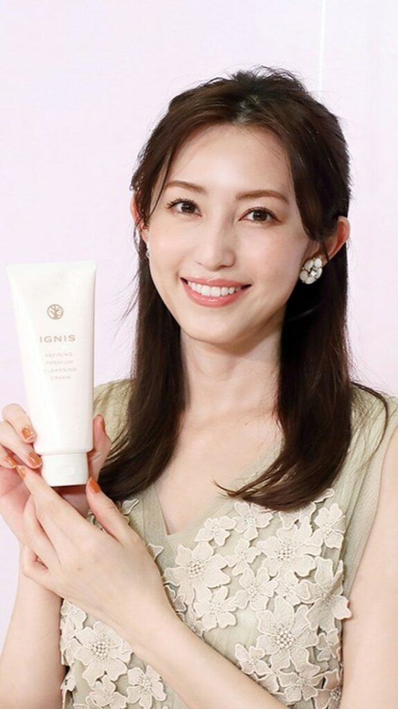 美的専属モデルの有村実樹が登場！

withマスク時代におけるクレンジングの重要さを「イグニス リファイニング プレミアム クレンジングクリーム」とともにお伝え