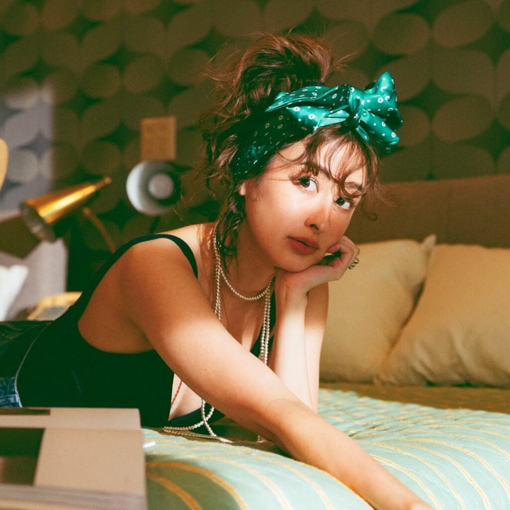 オーちゃんのヘアメークが可愛かったのでご紹介
目元には思い切ってミントグリーンのカラーライナー
ヘアは強めの巻きで、高めのポニテにしてから、仕上げにスカーフを♫