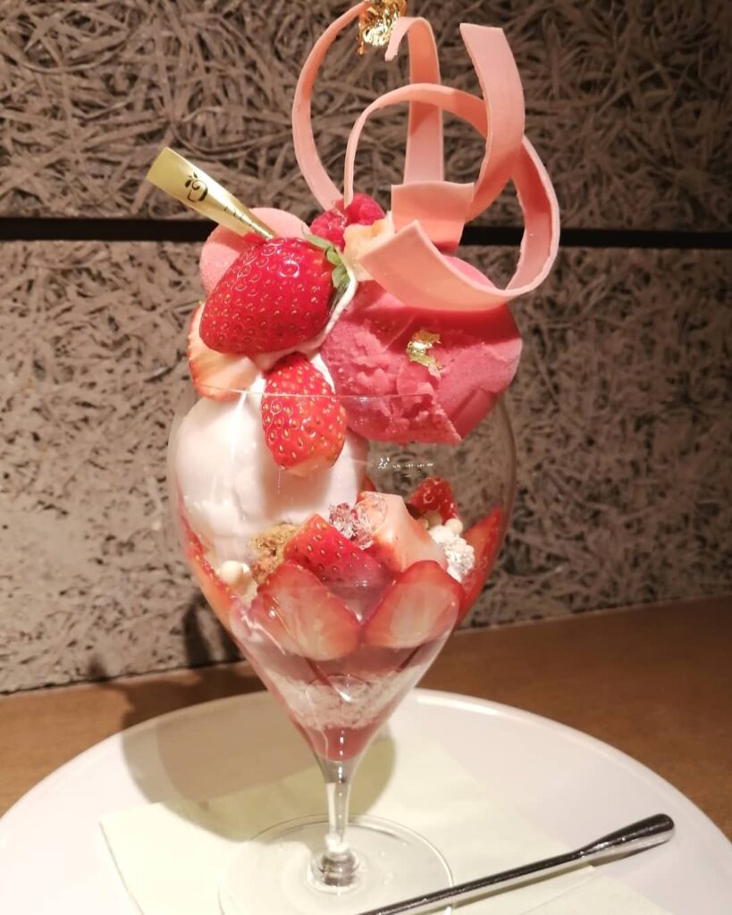 パフェ部員の私……ではないのですが、春なので浮かれてゴージャスなパフェに挑戦
こちらは、東京ミッドタウン日比谷のB1にあるパティスリー＆カフェ デリーモさんの「