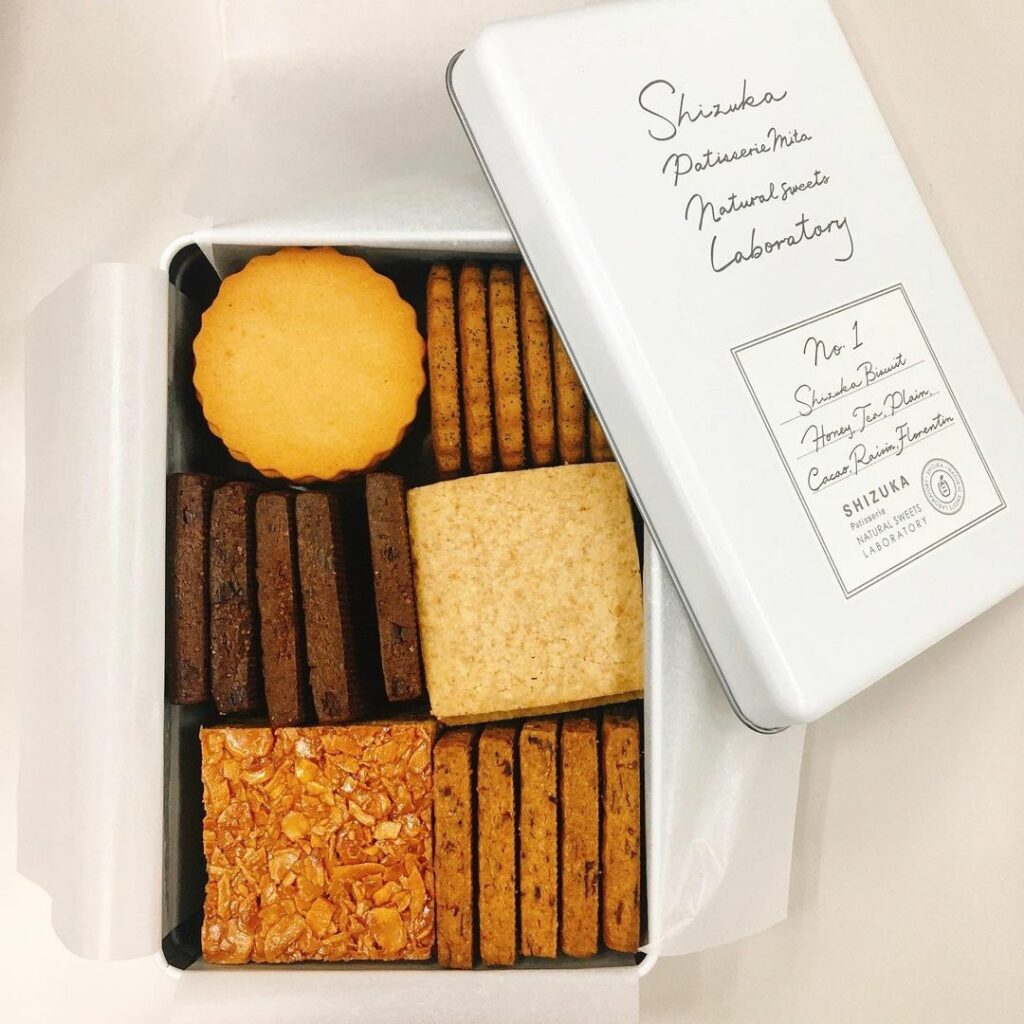 ライター塚田さんが差し入れしてくださった、｢シヅカ洋菓子店 自然菓子研究所｣のナチュラルビスケットの詰め合わせ﻿
﻿
地球に負荷をかけないサステナブルな製法で栽