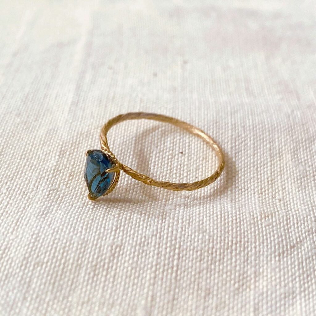 深みのあるロンドンブルートパーズをドロップカット。雫のように、光を浴びるたびにキラキラと輝きます。MAISON RUBUS.より。（編集U）

#maisonr