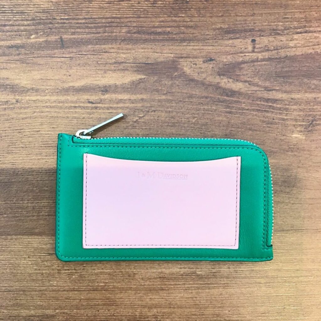 商品名は「ジップカードホルダー」なのですが、“ちょっと近くまで“ならお財布がわりにも。ふんだんなカードスロットや、開きやすいジップアラウンド仕様も嬉しい。J&M