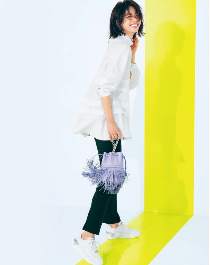 4月3日（土）
ハイテクスニーカーのアウトソールの厚みは、ヒールに負けない“盛り”もかなえてくれる。ツヤやメッシュの異素材が集合して、パンツ×スニーカーでも、ほ