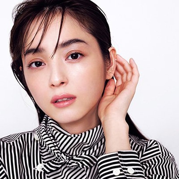 佐々木 希さんが今気になる春メイク 気になるのはイエロー 王道ピンクメイクも自分らしくアレンジ それぞれの輝きを放つ 人気女優さんは年齢も個性も様 Magmoe