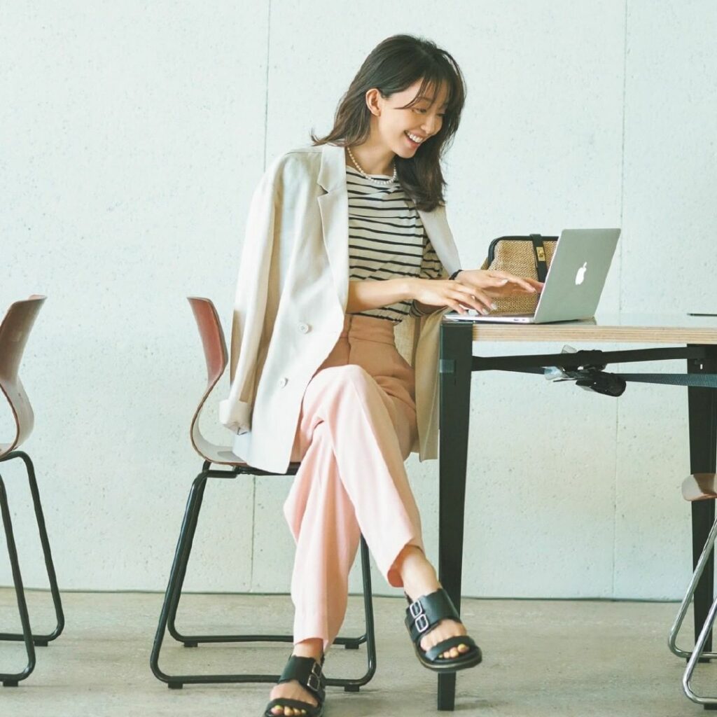 4月5日（月）
リモートワークの月曜日、画面に映る上半身はジャケットやパールネックレスできれいめスタイルに。程よくくだけたボーダートップスを仕込めば同僚受けも上