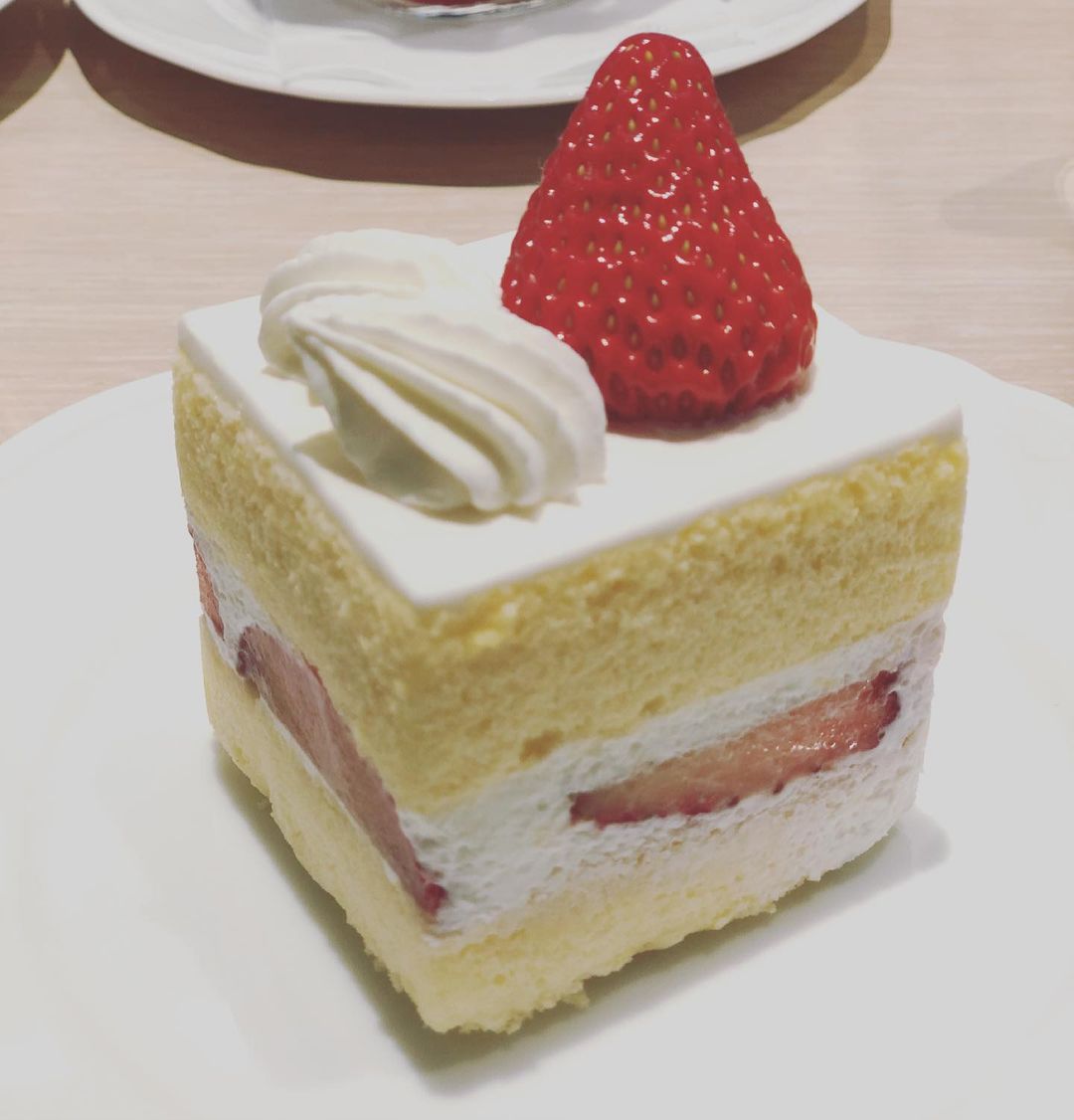 編集部のいちごリレーに参加 ド定番ですが 京橋千疋屋でショートケーキをいただきました 飾りっけはないけれど トップのいちごの容姿端麗なこと 挟んであるいち Magmoe