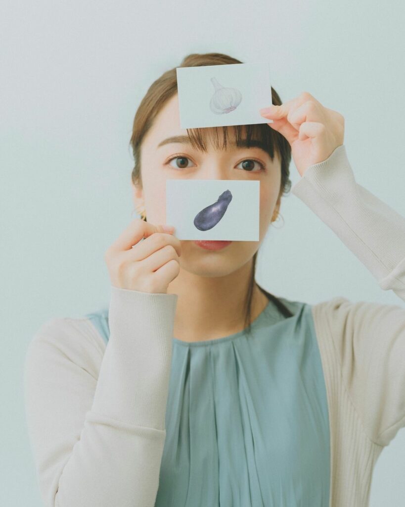 上白石さんが持ち歩いている野菜の絵柄のメッセージカード一番お気に入りのナスとともに⠀
⠀
#上白石萌音　#ボス恋　#with5月号 #自分らしく働く人のMYルー