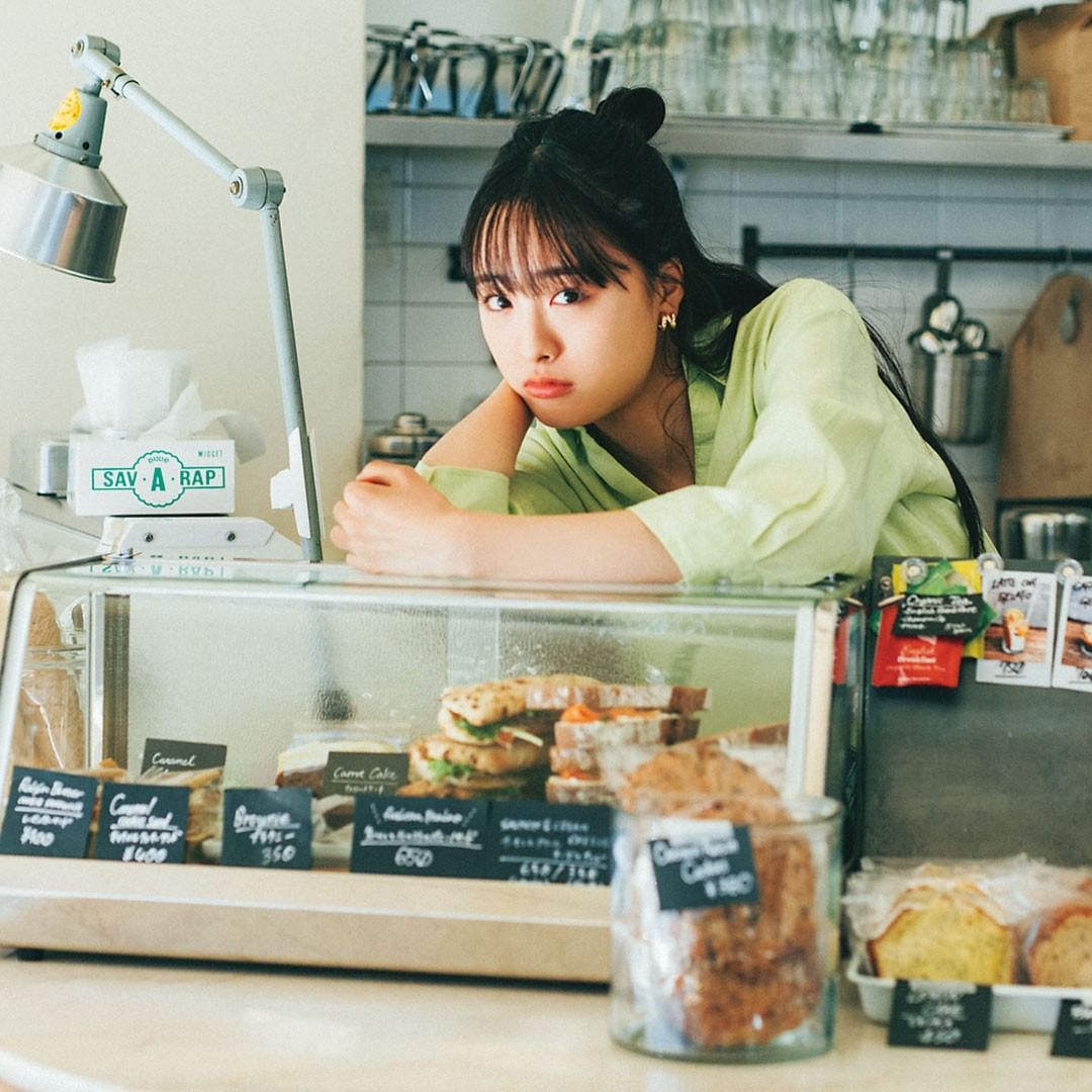 カフェ店員は 大友花恋 さん 今月の連載 ハナコイノベル で花恋ちゃんが書いた短編小説の再現写真だよ せつない春のラブストーリーでした Seventee Magmoe カフェ店員は 大友花恋 さん 今月の連載 ハナコイノベル で花恋ちゃんが書いた短編小説の再現写真だよ せつない春のラブストーリーでした Seventee Magmoe