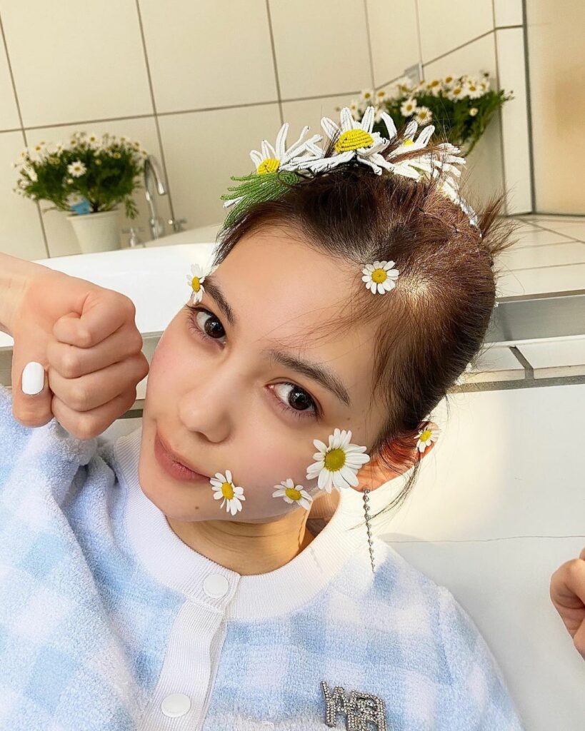 ViVi5月号
「ViViモデルSPRING」企画から
お花を散りばめた可愛すぎる愛花の
オフショットをお届け
この企画では総勢10人のViViモデルの
リアル