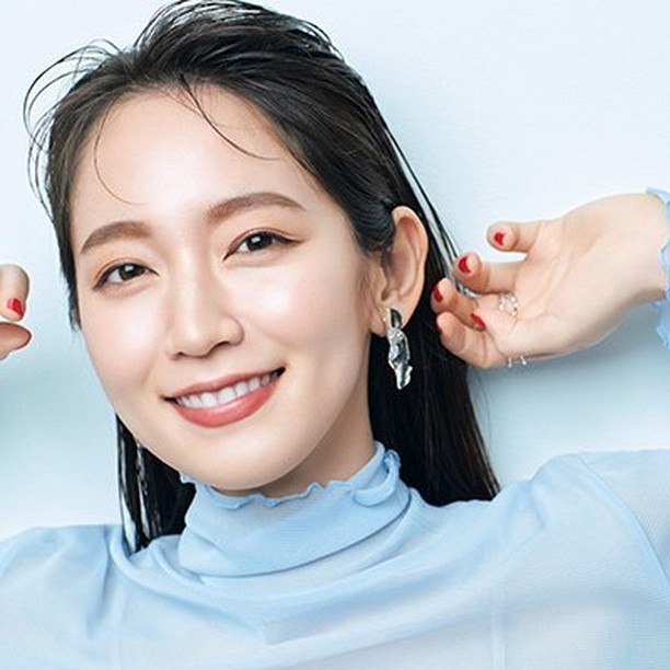 吉岡里帆さんが今気になる春メイク 大好きなボルドー系のカラーを春も楽しみたい メイクの無限の可能性 メイクのパワーから メイクは自分らしさを表現す Magmoe