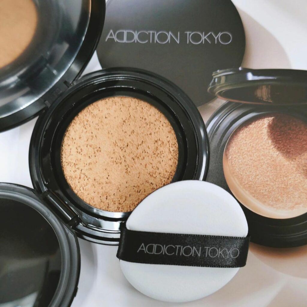 ＼アディクションの新・ベースメイクアイテムが登場！！／﻿
新たに発売されるのは、まるで素肌が美しくツヤめいた仕上がりを叶えてくれるクッションファンデーションと、