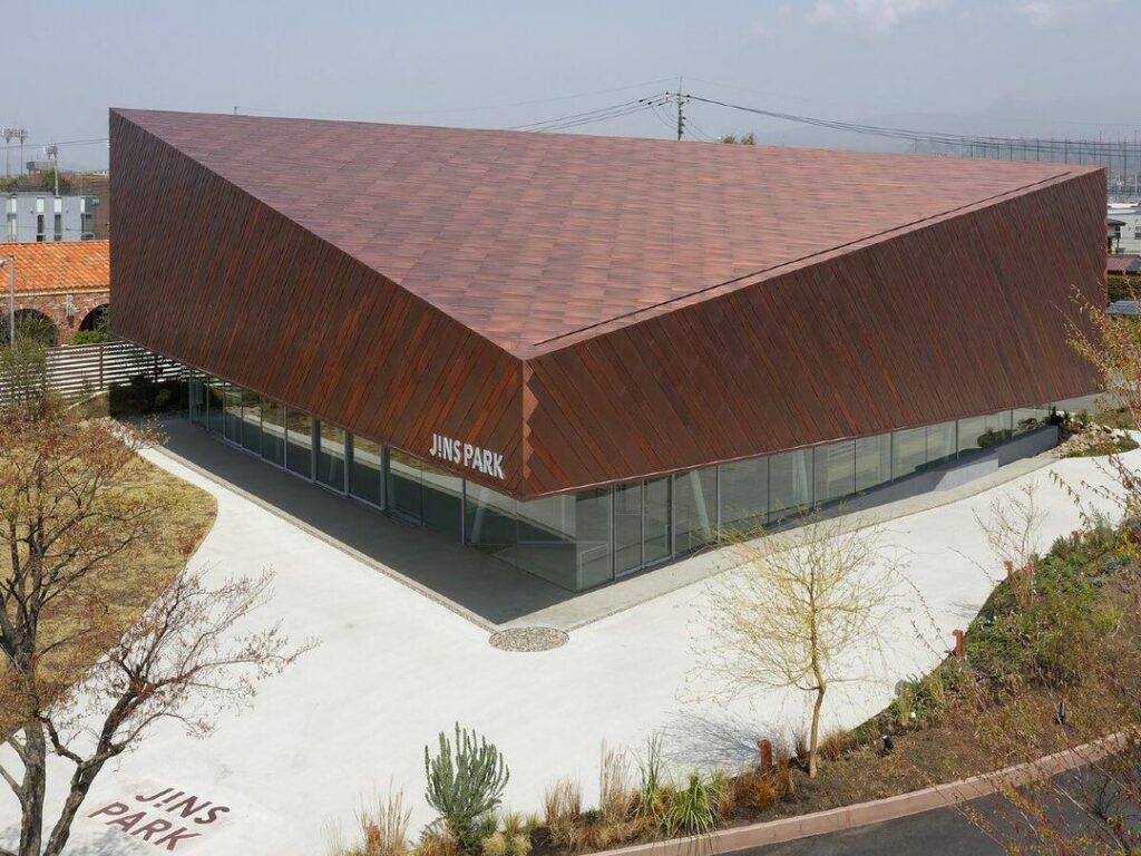 ニュース：「ジンズ」最大施設が創業地・群馬県前橋にオープン　初のベーカリーカフェもお目見え

眼鏡企業ジンズ（JINS）は、創業地である群⾺県前橋市に新施設「ジ