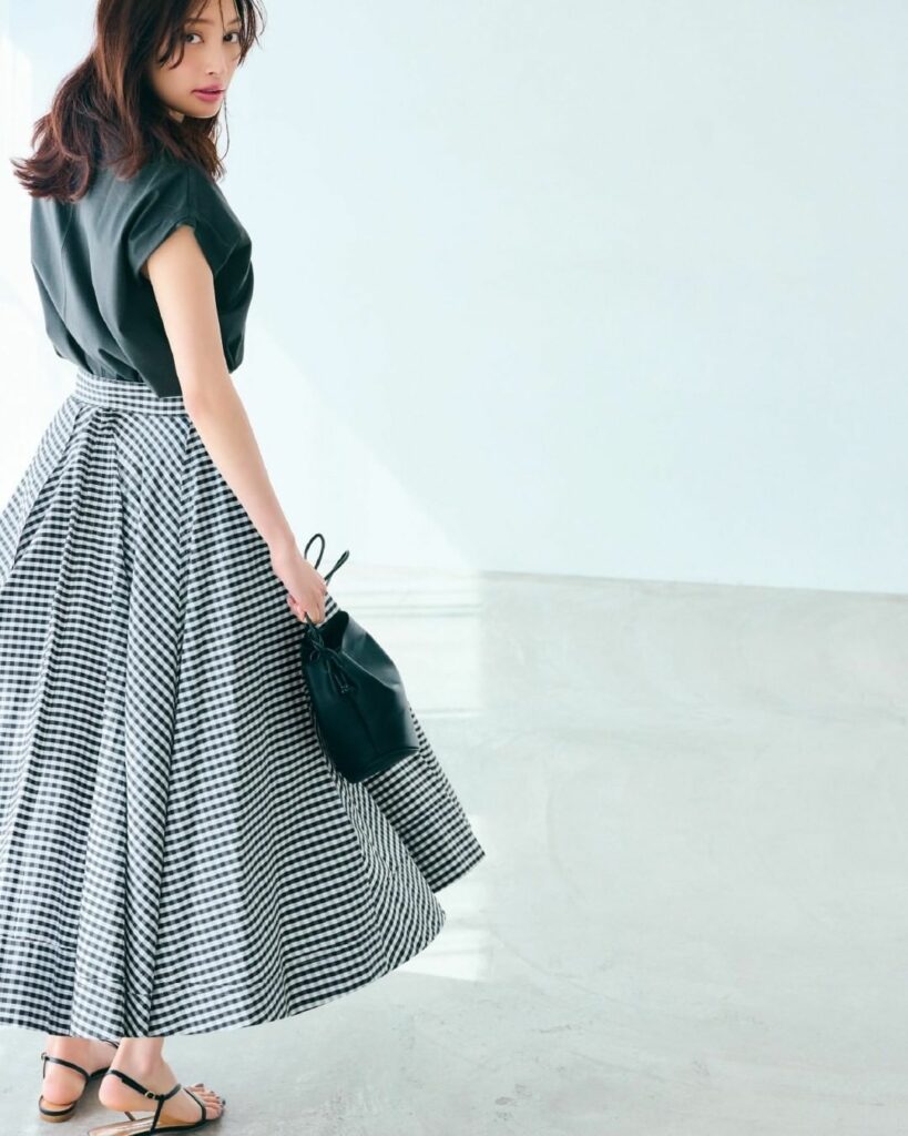 4月13日（火）
トレンドのギンガムチェックやドラマチックなフレアシルエットのスカートも、モノトーンで統一すると甘くなりすぎず素敵。白と黒、２色の潔さが、初夏に