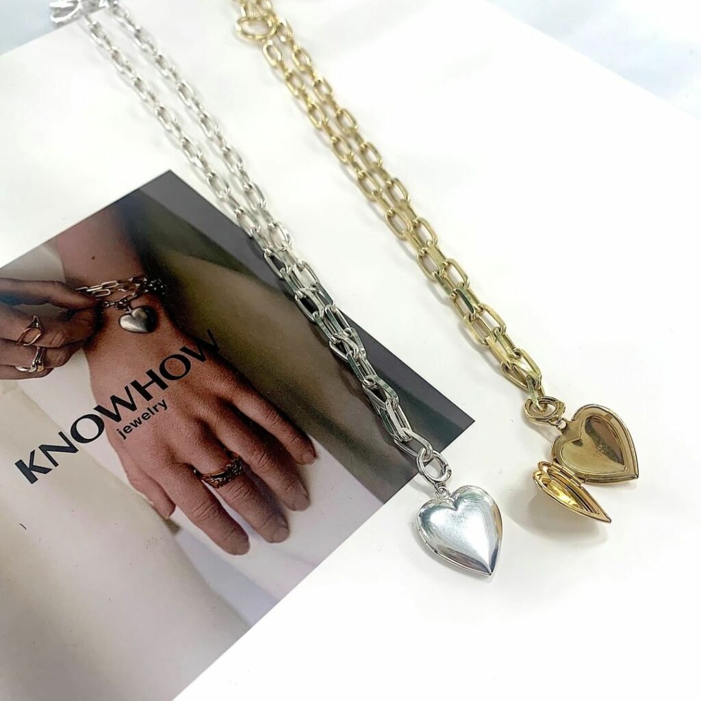 KNOWHOWの新作は、昔懐かしいロケットタイプのハートのペンダント。推しの写真をそっと仕込んでもいいかもしれません三重に巻けば、ブレスレットとしても使用できま