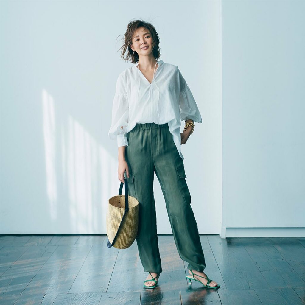 「Marisol×Whim Gazette」スペシャルコラボ服がこの春も登場。今の気分にぴったりのギャザーブラウスとワークパンツは、上下セットで着れば心地いい今