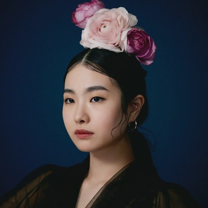 早い人はもうお気づきだと思いますが、コロナ禍を経て、一気にベースメイクの質感トレンドに変化が起きました。これまでさんざん「艶肌」とうたっていましたが、さらり、す