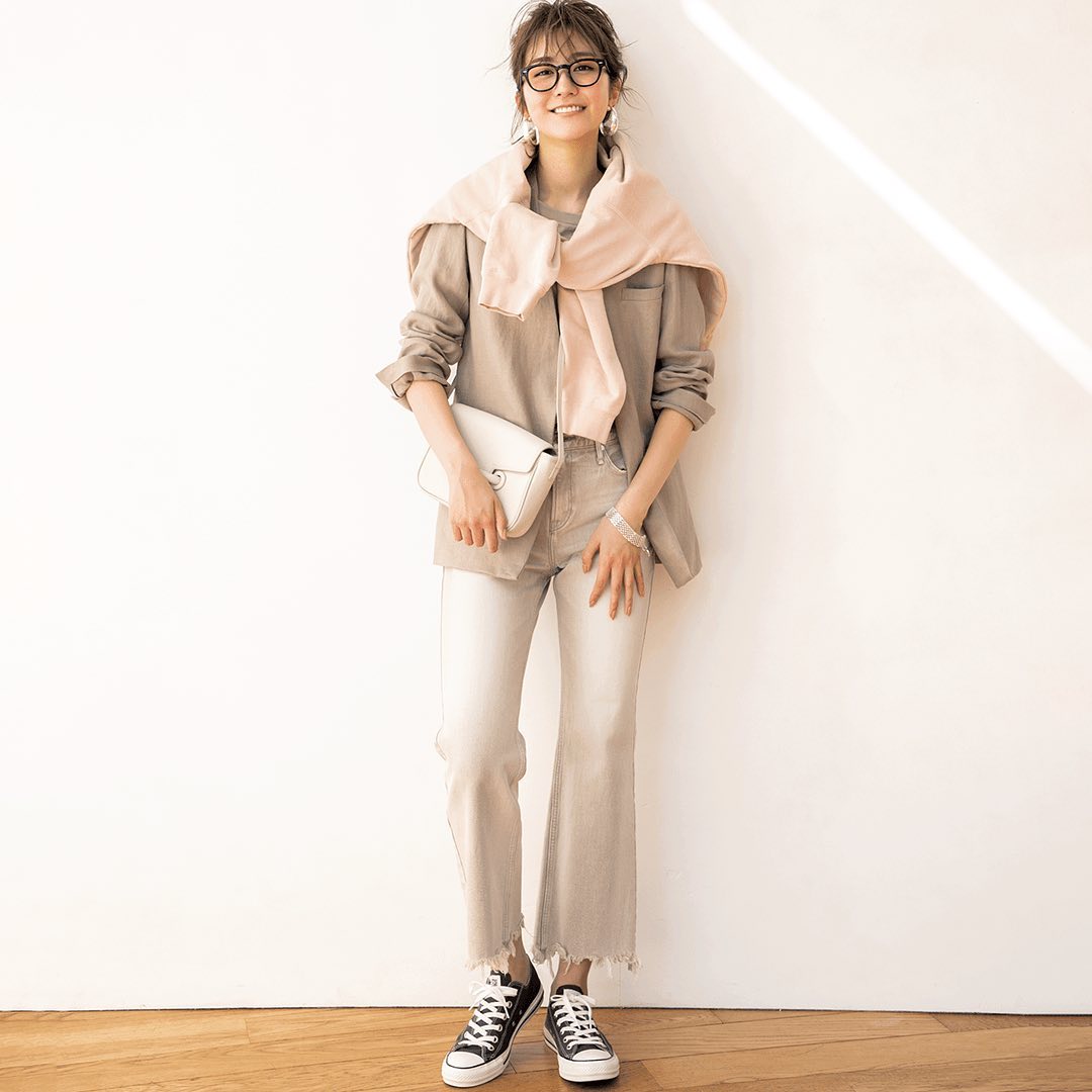 4月16日 金 春らしさと女らしさを兼ね備える ベージュのワントーンコーデ Tシャツ デニムのカジュアルコーデは 柔らかめのジャ Magmoe 4月16日 金 春らしさと女らしさを兼ね備える ベージュのワントーンコーデ Tシャツ デニムのカジュアルコーデは 柔らかめのジャ Magmoe