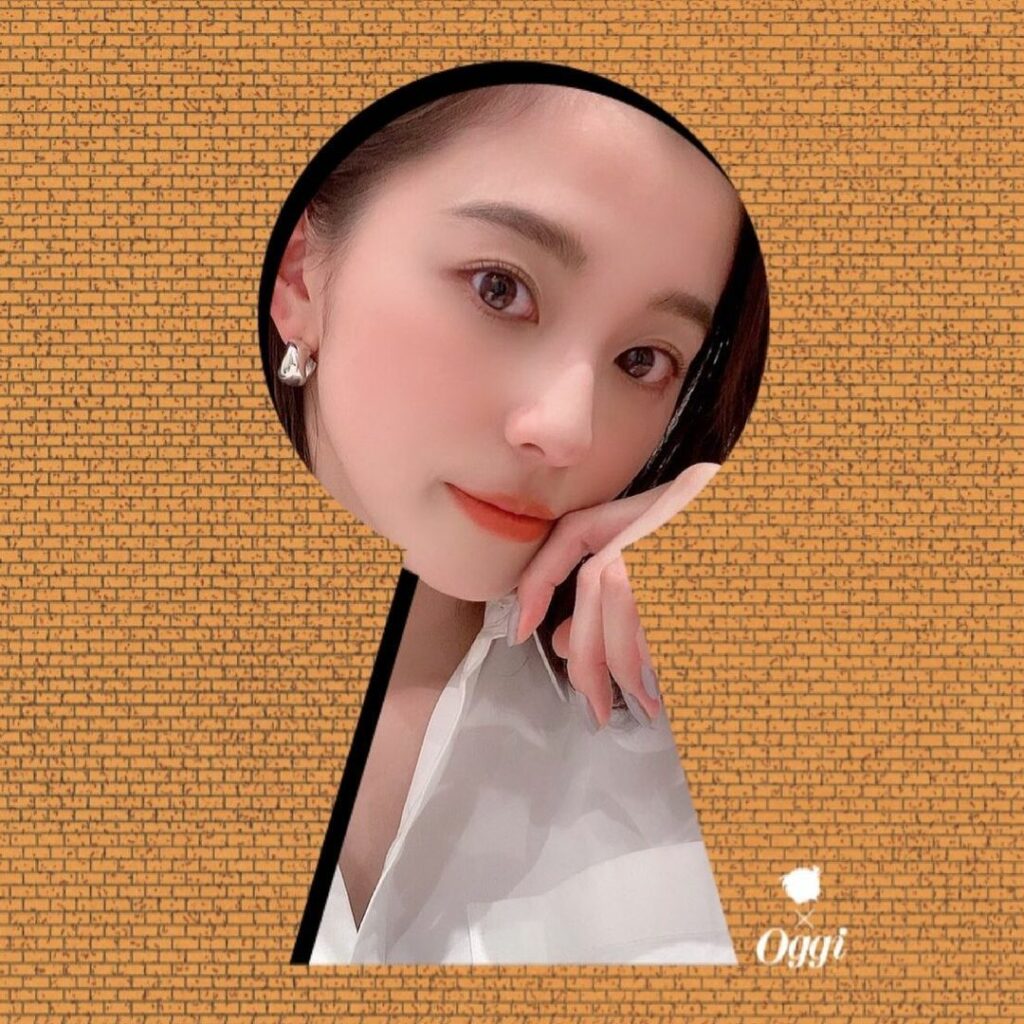 劇場版『名探偵コナン　緋色の弾丸』は初日から大盛況の今回事件の鍵を握るのは…⁇コナンの名推理にも期待が高まりますそして事件の謎を解くべく、鍵穴から美しい顔を披露