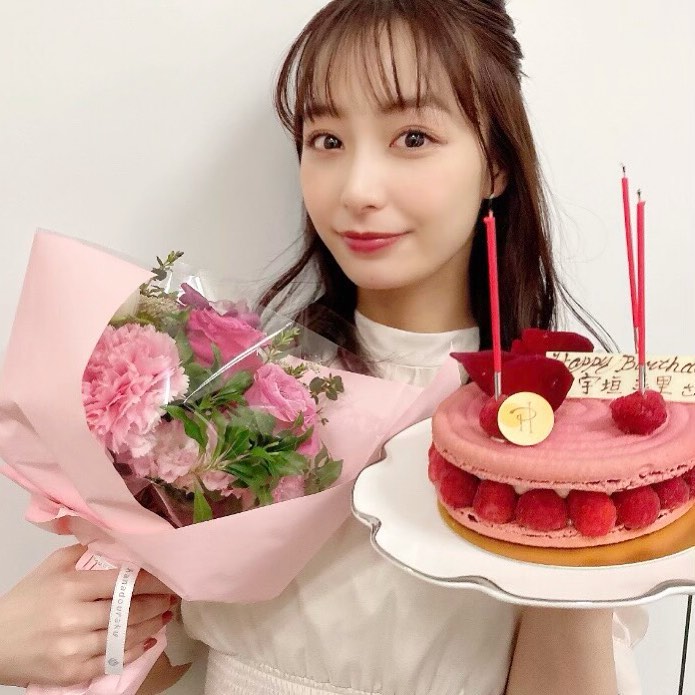 今日4月16日は 宇垣さんの30歳のお誕生日です 先日のインスタライブの際に ひと足お先にお祝いさせていただきました 編集部一同でサプライズを決行 本当にび Magmoe