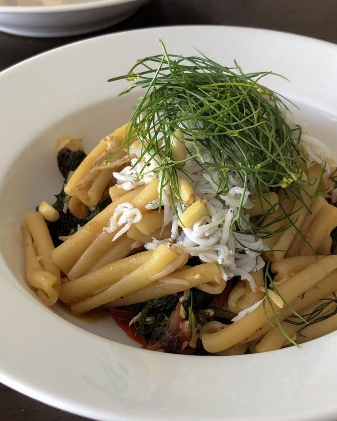 しらすレシピ 釜揚げしらすにナッツ ドライフルーツを合わせるだけで 味わい深いパスタに変身 具材をからめて食べやすいよう フェンネルなどショートパスタを Magmoe