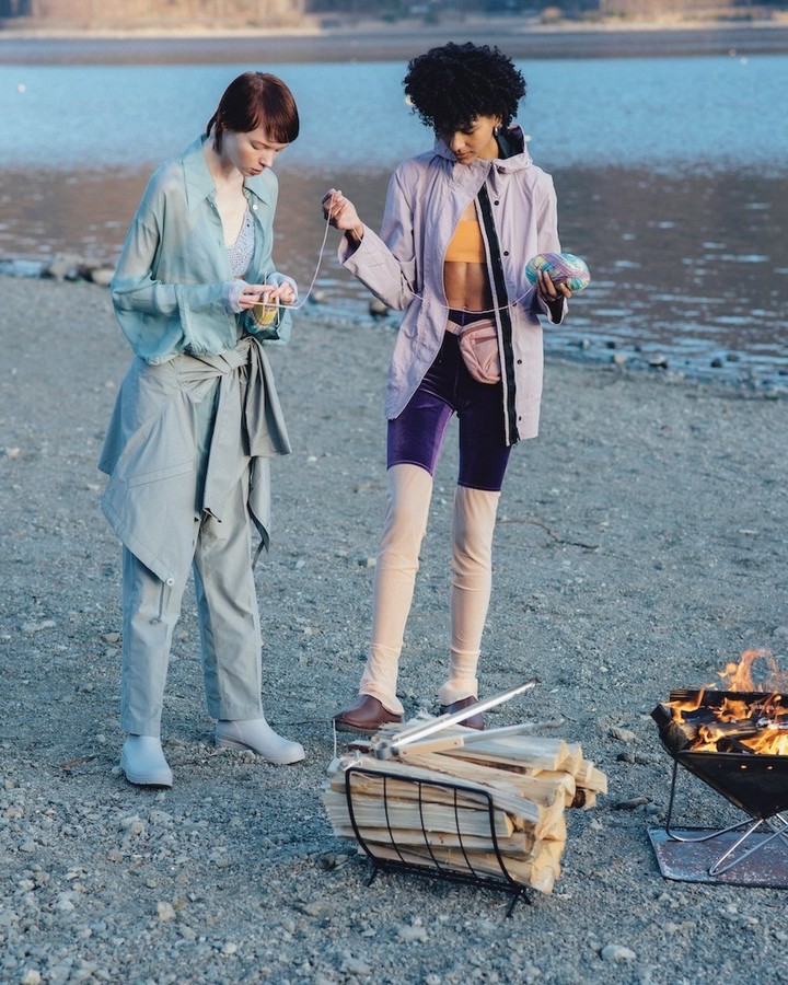 平日は都会を軽やかに駆け抜け、週末は自然の中へ。気のおけない仲間と「たき火」を囲めば、心も次第にほぐれていきます。アウトドアミックスファッションに身を包み、リト
